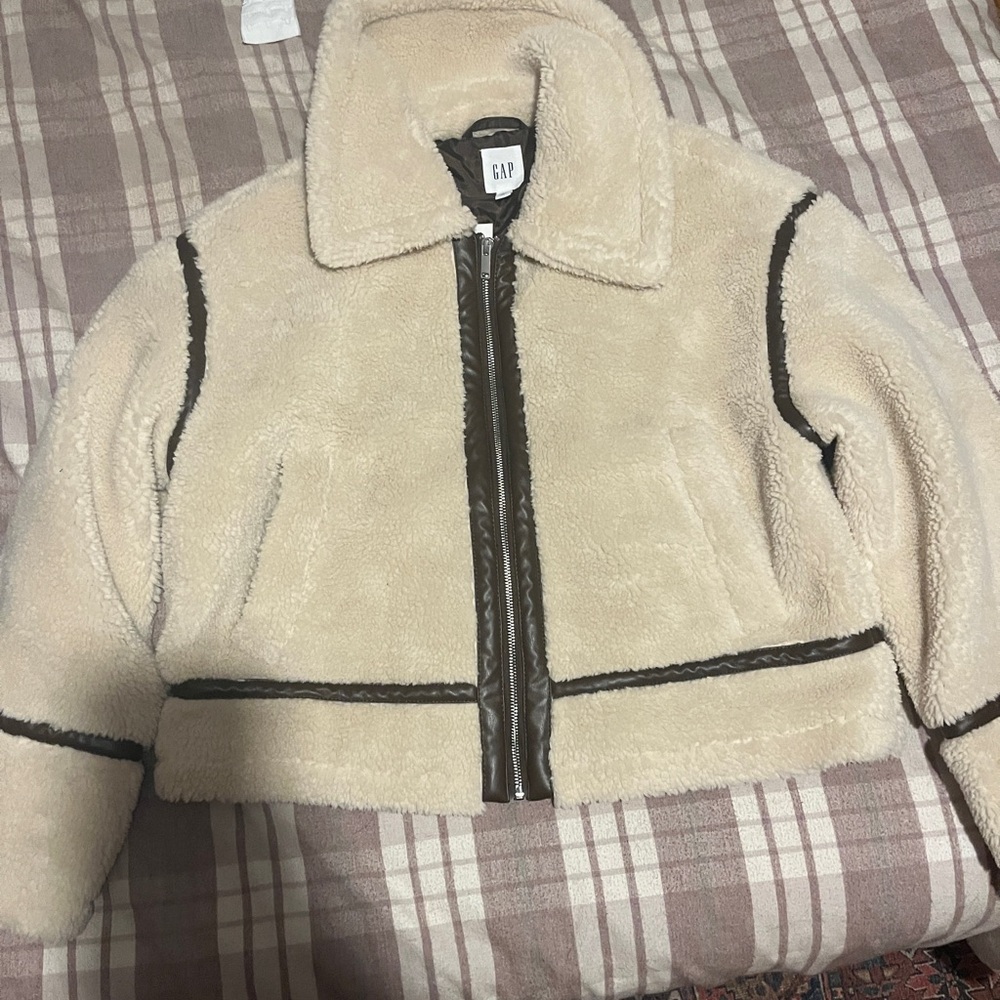 GAP Cream and Black Teddy Jacket Modern Casual Design